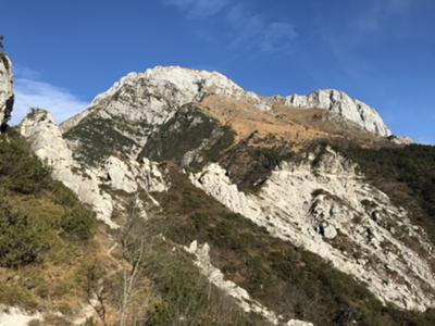 Vista sui prati del Raut dal sentiero della Palabarzana