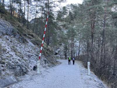 Si trova parcheggio a lato della strada prima della sbarra 