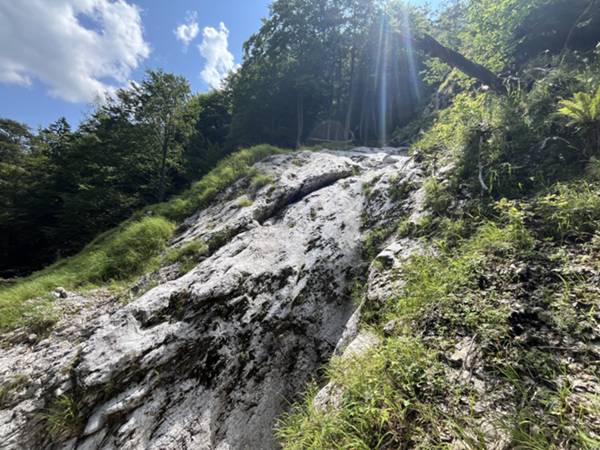 risaliamo un tratto di placche di roccia