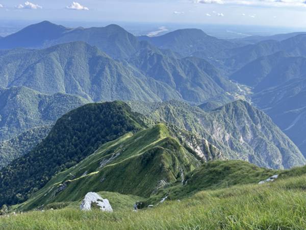 versante Sud del Piombada: in lontananza da sinistra Cuar, Flagjel e Pala