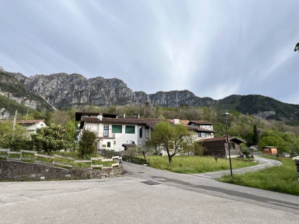 partenza da Casasola: in lontananza sulla destra il monte Rossa