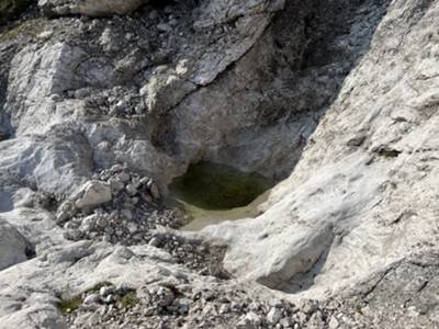 roccia lavorata dalla neve