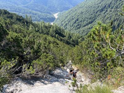 passaggio verticale su torrente tra mughi