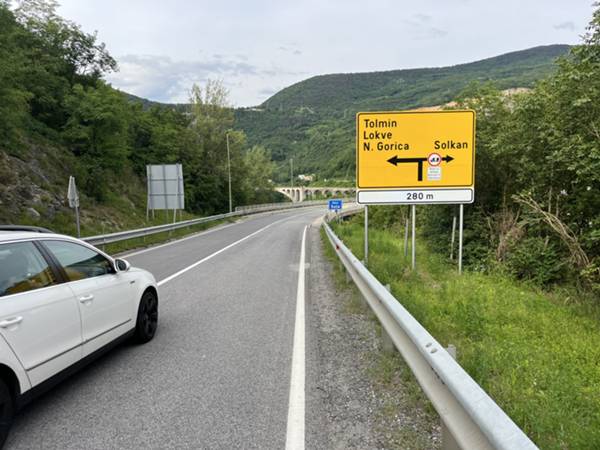 breve tratto sulla strada oltre il ponte