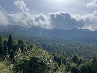 cresta annuvolata tra Fratte e Resettum dal Pradut