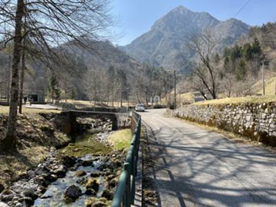 seguiamo la strada a fianco del torrente