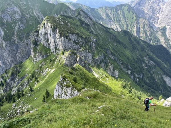 scendiamo per la prateria alpina senza ripassare per Pierasfezza