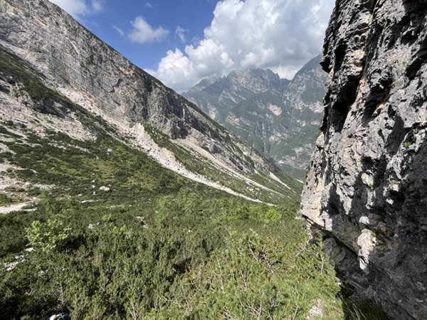 abbiamo puntato alla parete sul versante opposto, sotto la canalina