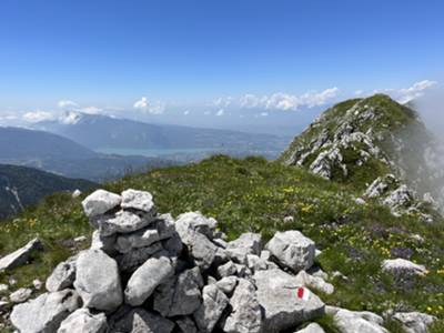 dall'anticima: sulla destra cima I Muri, davanti Cansiglio e Cadore