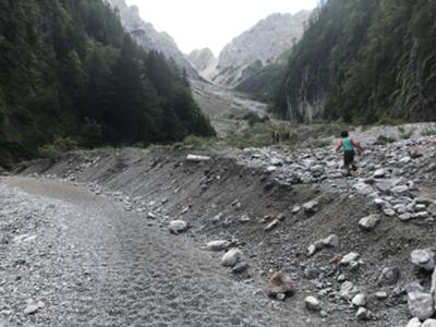 risaliamo il torrente Sciol de Mont