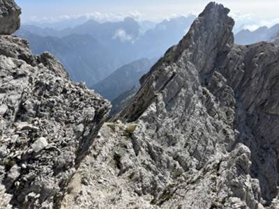 oltrepassiamo la forcellina per spostarci sul versante Val Montina