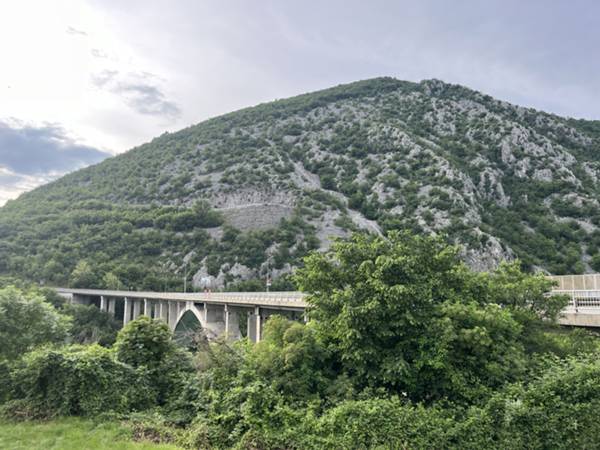 Vista su Sabotino e ponte di Salcano dal parcheggio di partenza