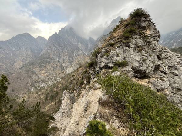 passaggio interrotto del vecchio sentiero in forcella franata