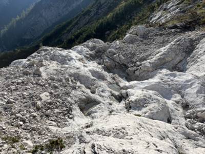 roccia lavorata dalla neve