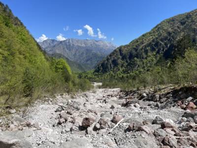 sguardo in basso da transito su torrente Tasseit