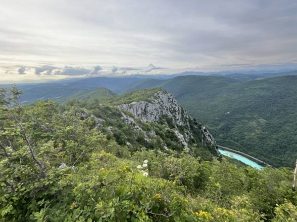 sguardo indietro lungo la cresta del Sabotino e Isonzo