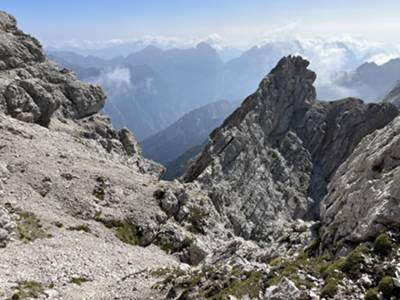 cengia ghiaiosa oltre la forcella