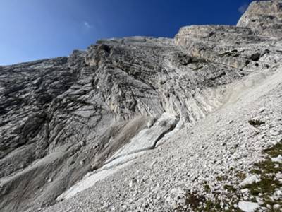 nevaio alla base delle lastre di pietra di Cime Preti