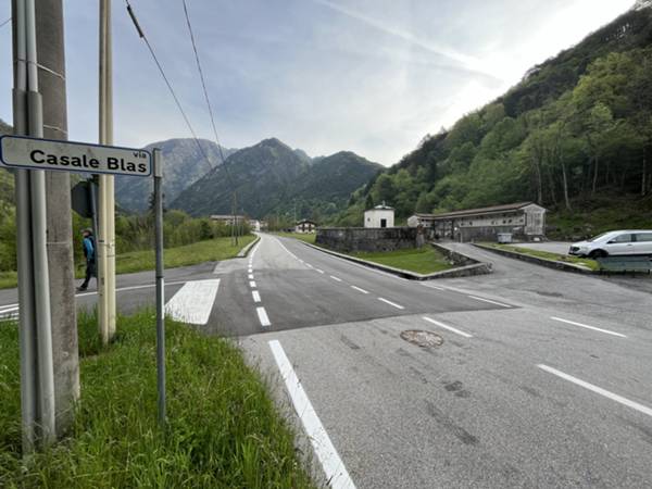 difronte il cimitero troviamo via Casale Blas