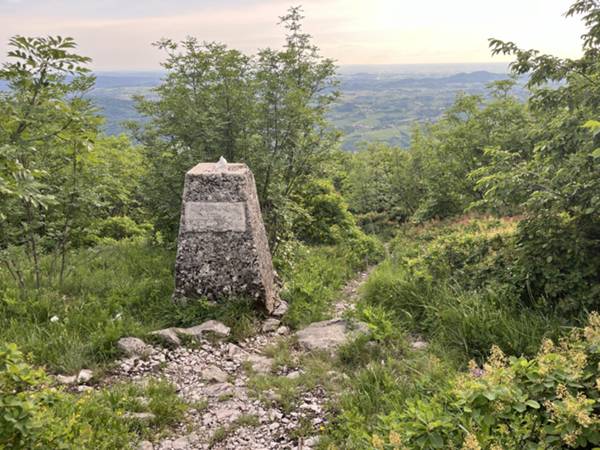 cippo nei pressi della cima