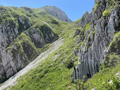 il ghiaione attravresato ed in alto forcella Grava Piana