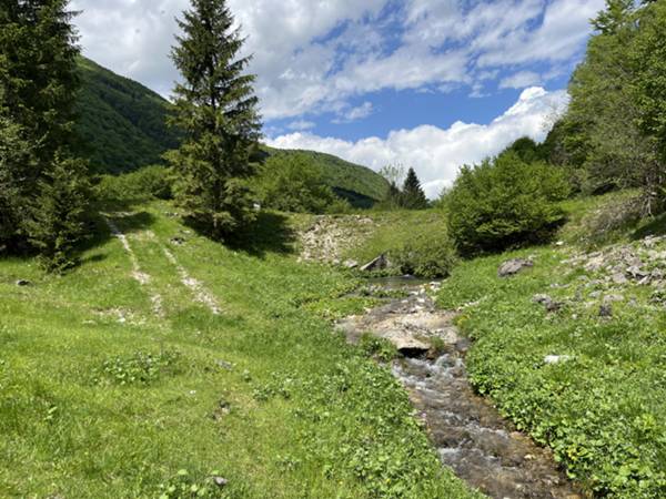 ci immettiamo sui prati prima dell'attravresamento del torrente Fraìna