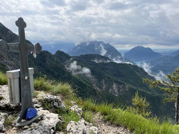 a sinistra del lago di Cavazzo il monte San Simeone 