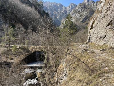 arrivo al passaggio su strada tra due gallerie