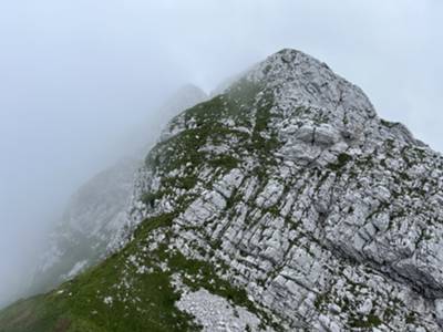 dalla spalletta risaliamo ripidi ma agevolmente fino alla cima del Sestier