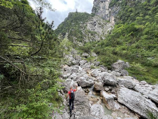 ci immettiamo nel torrente a quota 990mslm