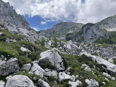 nella parte alta del catino compaiono grandi pietroni