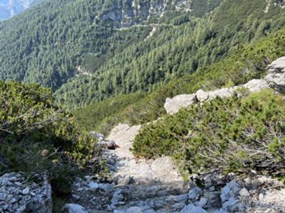 passaggio verticale su torrente tra mughi