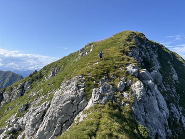 breve discesa alla selletta verso la cima Piombada