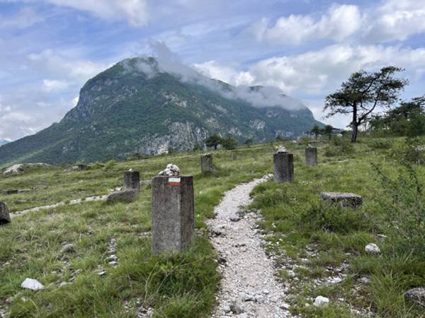 davanti a noi il monte Strabùt