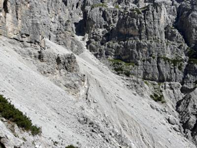 vista sulla parte finale della cengia e sul gravone