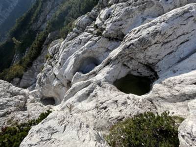 roccia lavorata dalla neve