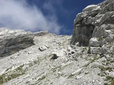 Traverso di collegamento su ghiaione verso passo Valbona