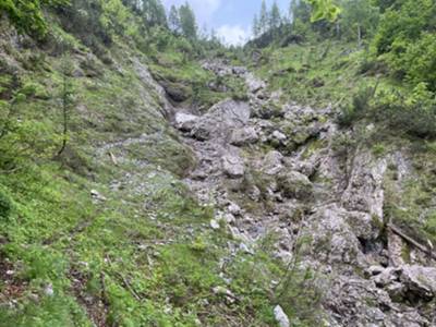 fonte acqua sentiero di sinistra a 15 da stalla 