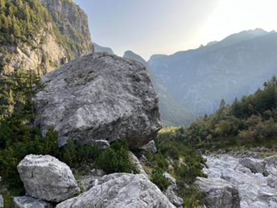 grande masso con piccolo antro naturale