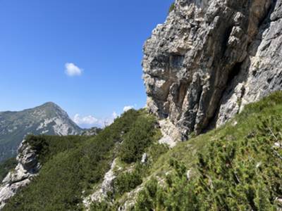 passaggio per cengia sotto le pareti di cima Rodisagre