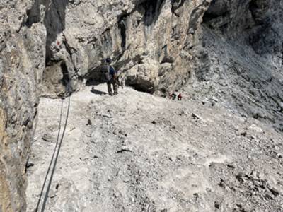 scendiamo a ridosso dei paretoni del Duranno