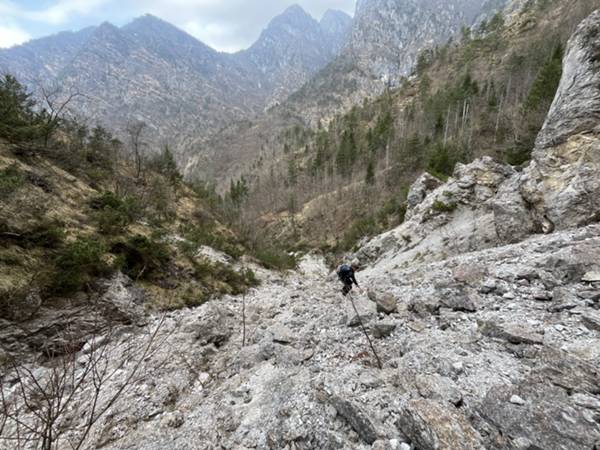 risalita sul greto del torrente