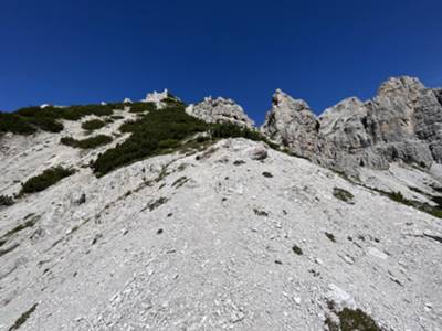 dalla spalletta saliamo per cresta una ventina di metri