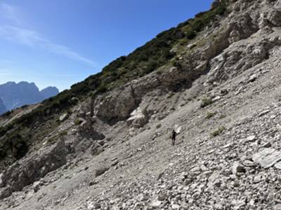 raggiungiamo infine la fascia erbosa da cui saliremo per mughi