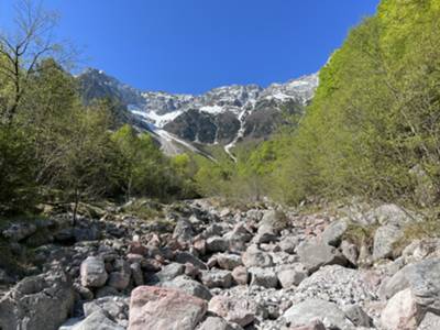 sguardo in alto da transito su torrente Tasseit