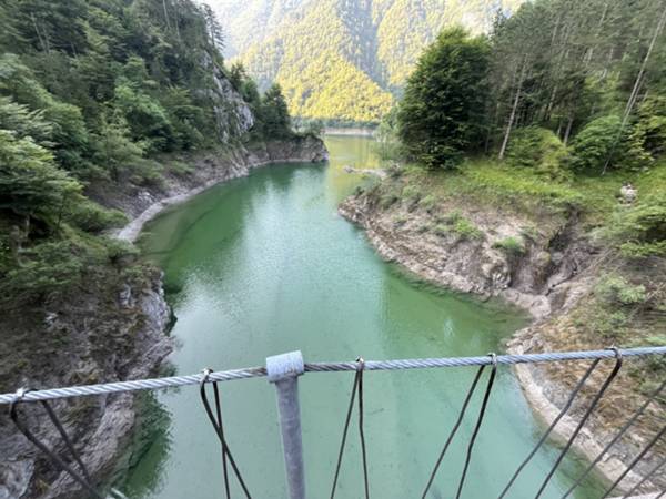 passerella sul Canal Grande di Meduna: vista versante lago Ciul