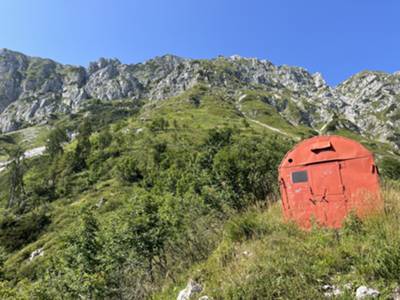 bivacco Pastour con cima omonima alle spalle