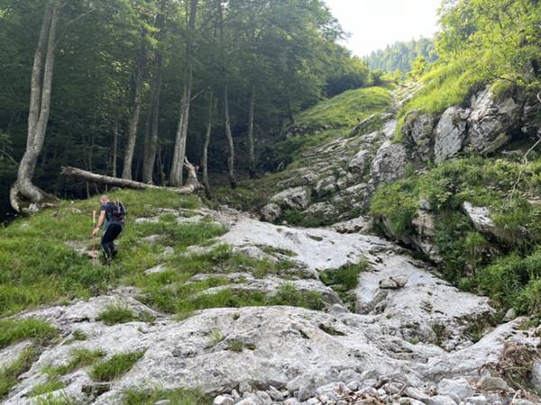 risaliamo un tratto di placche di roccia