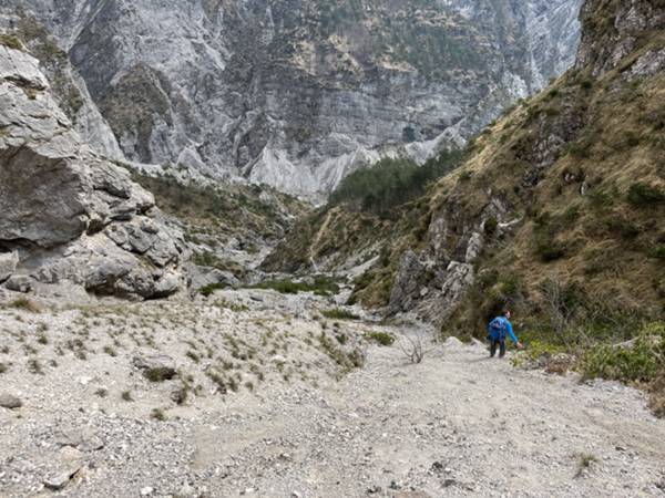 discesa su piccolo ghiaione