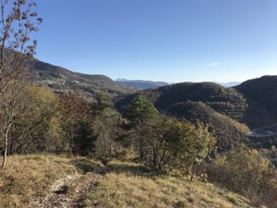 vista da Col della Siera: a sinistra Clauzetto a destra cava